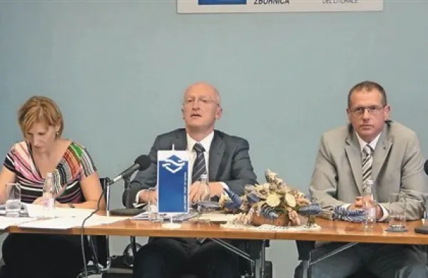 Na skupščini Luke, ki jo začasno vodi Bojan Brank (skrajno desno)  je vse odločitve ukrojila država, največja lastnica   