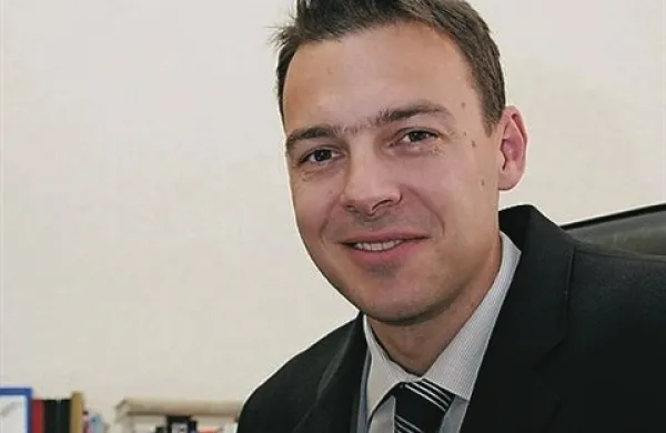 Svoj nered bomo počistili sami, to si lahko privoščimo in to je tudi prav do partnerjev - da ne uporabimo njihovega denarja za čiščenje zmešnjave, ki smo jo sami ustvarili, je poudaril Uroš Čufer