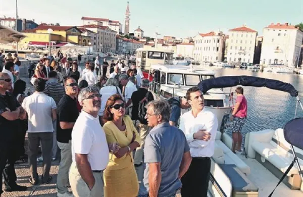 Premierka Alenka Bratušek je krstila  barko na sončni pogon  