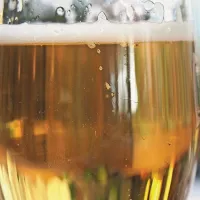 Alkohol ne odžeja, temveč prispeva k dehidraciji telesa