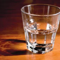 Odrasli naj bi v vročini popili vsaj 2,5 litra navadne vode na dan, otroci pa poldrugi liter 