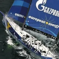 Evropska jadrnica Esimit Europa 2 je že na prvem nastopu na največji jadralski prireditvi na svetu - na kielskem tednu jadranja v Nemčiji - zmagala in to z rekordom regate