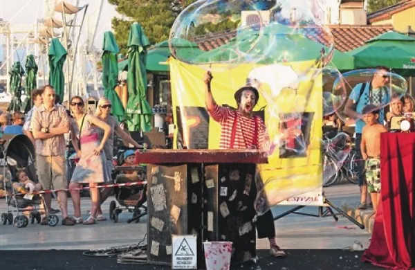 Ulična predstava The Bubble Show - Il sogno je predvčerajšnjim začela  festival PUF  