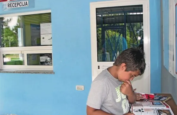 Na Letnih kopališčih v Novi Gorici in v Ajdovščini lahko kopalci tudi letos v roke vzamejo kakšno knjigo ali revijo