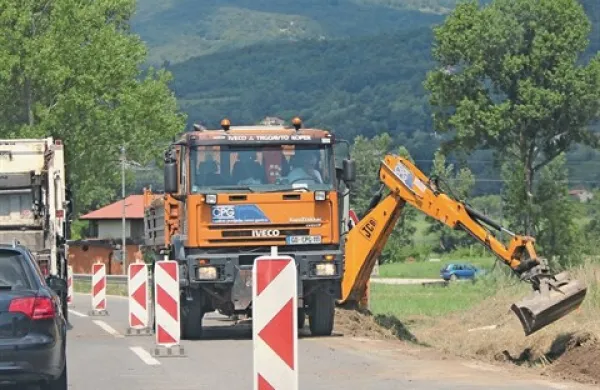 Mimo priključka lokalne ceste za Šmihel na glavno prometnico po Vipavski dolini se bo nekaj časa mogoče peljati le v eno smer. Delno zaporo ceste so uvedli zato, ker so se lotili prenavljati to križišče.