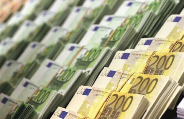 Preiskovalci Nacionalnega preiskovalnega urada na območju ljubljanske in celjske policijske uprave izvajajo hišne preiskave, v okviru katerih preiskujejo domnevno oškodovanje ene izmed večjih slovenskih bank v višini približno devet milijone evrov