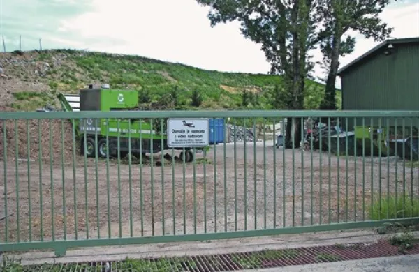 Zaradi odločbe inšpekcije od danes v Dolgi Poljani ne smejo skladiščiti odpadkov, Ajdovci pa zahtevajo, naj ministrstvo čim prej odgovori na njihove pritožbe