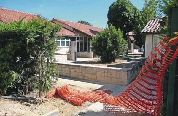 V Školjki  so dopustniške dni, ko vrtec obiskuje manj otrok,   izkoristili za obnovo igrišča ter  atrija med prvim in drugim paviljonom