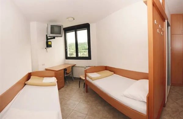 Takšne so prenovljene sobe v Prenočiščih Prisoje 