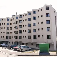 Petnadstropni nekdanji samski dom so delavci zapustili, zdaj v njem bivajo večje skupine obiskovalcev, ki prisegajo na nizkocenovno ponudbo 