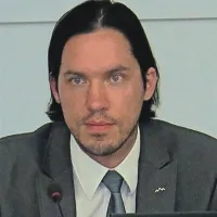 Uroš Petohleb: “Mejo, do katere bomo dovolili, da kapital oblikuje podobo mesta in družbeni organizem, moramo imeti tudi v Postojni. Vendar mislim, da smo mi to mejo že prekoračili.”