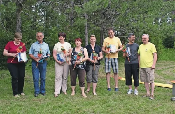 Najzaslužnejšim članom Kinološkega društva je ob 20-letnici delovanja podelil priznanja predsednik Marko Šenkinc (na fotografiji skrajno desno)  