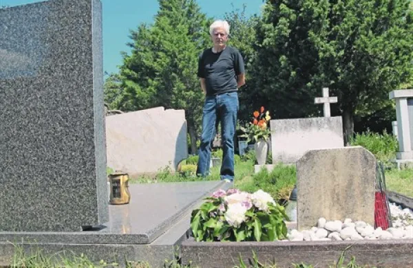 Danjel Bizjak ob grobu svojih svojcev (levo), ki se stika z družinskim grobom svojcev Semedelčanke I. P.