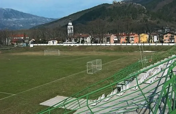 Danes, nekaj minut po 3. uri so policisti odhiteli na vipavski nogometni stadion, kjer so bili na delu vandali, ki so se lotili sedežev