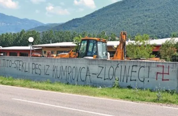 Nikakor ni jasno, kaj tako žolčnega bi imeli budisti ali hinduisti proti Titu, zato je precej očitno, da so bili na delu neonacisti, ki pa niti lastnih simbolov ne znajo narisati ...