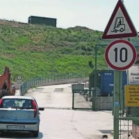   Na olajšanje vseh včeraj v Dolgi Poljani niso zaprli vrat in odpadke lahko skladiščijo še dva meseca. Upajo, da bodo v tem času dobili dovoljenje za odlaganje. 