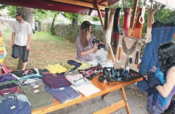 Ob cenah, ki so bile v večini le par evrov, so rabljeni, a še uporabni predmeti neobremenjeno izmenjevali lastnike