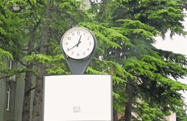 Ura na Vojkovem nabrežju zamuja dobro minuto