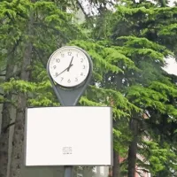 Ura na Vojkovem nabrežju zamuja dobro minuto