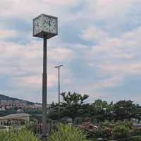 Kockasta ura na parkirišču za tržnico zamuja le 20 sekund