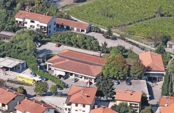 Gradnja nove zdravstvene postaje se vleče zaradi banalnosti: Zdravstveni dom od enega od zasebnikov ni dobil služnosti za priklop na električno omrežje 