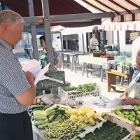 Branjevke morajo imeti s seboj na tržnici vse potrebne dokumente, stojnica pa mora biti pravilno označena, sicer sledi globa   