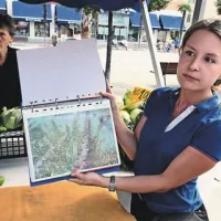 Jana Kaligarič izvor zelenjave, ki jo prodaja na tržnici, dokazuje s fotografijami njiv. “Mi prodajamo samo tisto, kar imamo,” pravi.