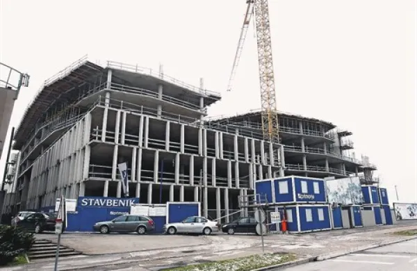 Zanimanje Grafista za javno-zasebno partnerstvo za gradnjo komunalne opreme ob nedokončanem kompleksu na Bonifiki, je razburilo koprske opozicijske svetnike