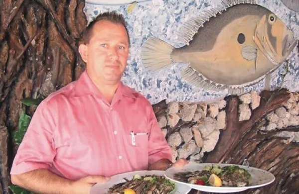 Gostje najpogosteje naročajo kalamare in sardelice, pravi Novak Jačimovič iz izolskega Parangala