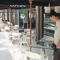 Terasa portoroške kavarne Cacao je včeraj dopoldne bolj ali manj samevala