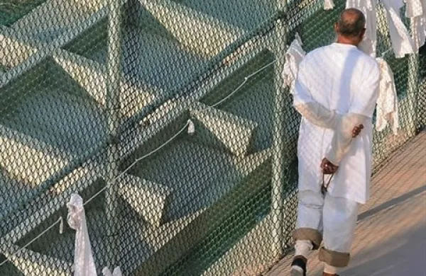 Ameriški zvezni sodnik Royce Lamberth je  prepovedal genitalne preiskave ujetnikov v taborišču Guantanamo, ki se želijo srečati s svojimi odvetniki