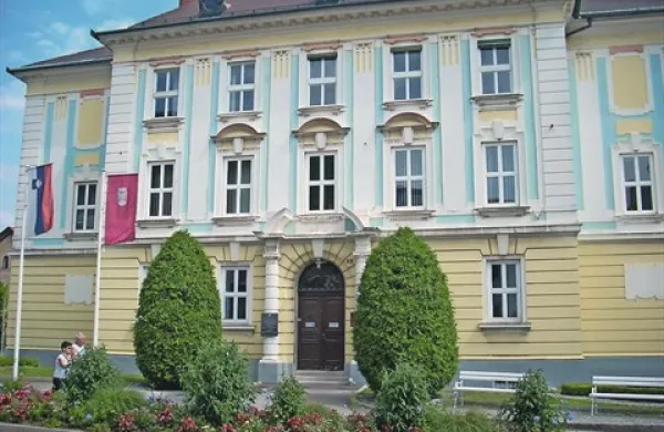 Če bo Občina Postojna (na fotografiji občinska uprava) izgubila še drugo tožbo, bo morala podjetju Tam Tam plačati milijon evrov odškodnine za izgubljeni posel 