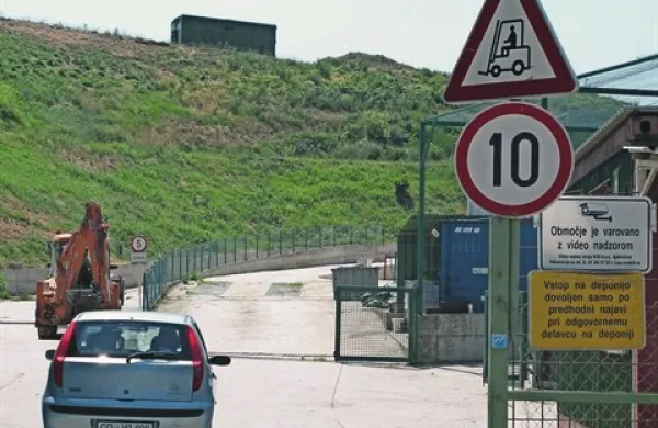 Ajdovci so si od sestanka veliko obetali, a za zdaj je jasno le, da lahko ostanek mešanih odpadkov na odlagališču  Dolga Poljana skladiščijo še dva meseca