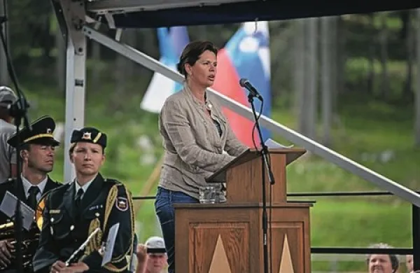 Predsednica vlade Alenka Bratušek je izpostavila pomen soglasja in pozvala zbrane, naj pomagajo graditi Slovenijo prihodnosti