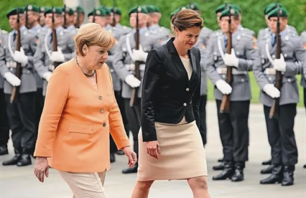 Angela Merkel je kolegici Alenki Bratušek zagotovila, da Sloveniji zaupa