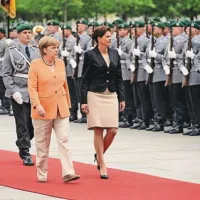 Angela Merkel je kolegici Alenki Bratušek zagotovila, da Sloveniji zaupa