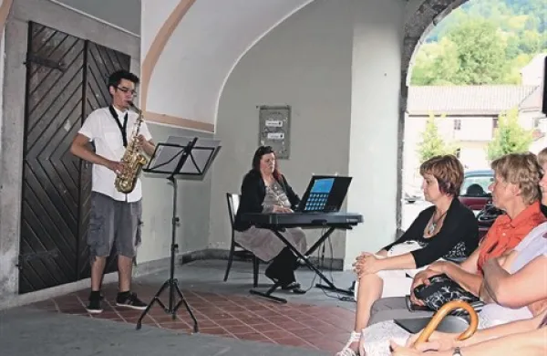 Nace Kogoj in Maja Tajnšek sta v spomin Ivanu Rijavcu zaigrala skladbo njemu ljubega Bacha