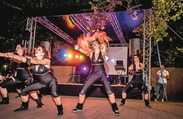 Na prvem salsa večeru je nastopila plesna skupina Delicious