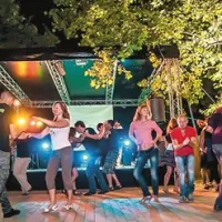 V središču Nove Gorice v ritmih latino glasbe plešejo tako domačini kot Italijani