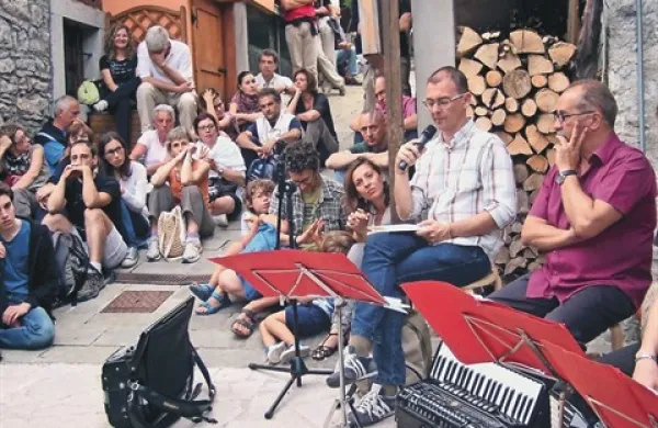 Marko Sosič v pogovoru z Michelejem Obitom pred topolovsko publiko 