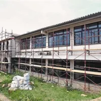 Na šolski stavbi v Pradah bodo zamenjali dotrajana okna, vrata, streho, izolirali objekt in namestili toplotno črpalko 