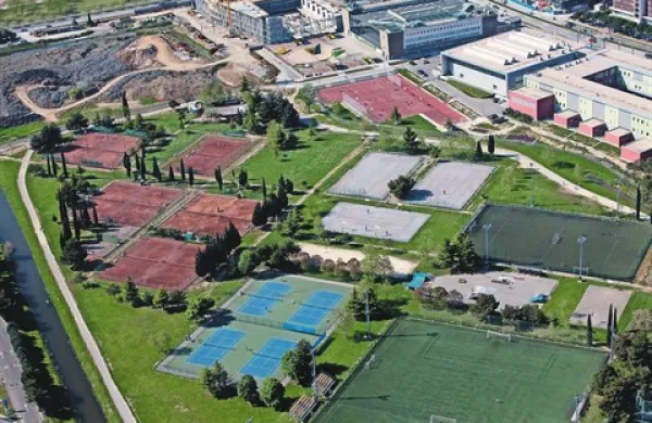 V športnem parku na Bonifiki bodo tri asfaltirana igrišča (na fotografiji zgoraj v sredini) preuredili v nove nogometne površine 