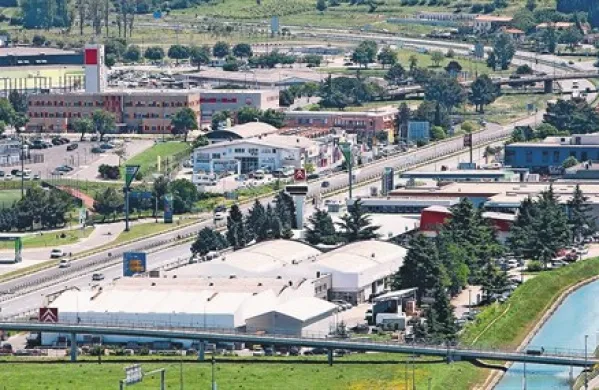 Kar 10.000 kvadratnih metrov velik kompleks nekdanjega Citroena že od lani poleti čaka na morebitne najemnike in kupce