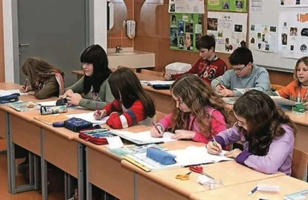 Novela zakona o osnovni šoli predvideva obvezno poučevanje prvega tujega jezika od 2. razreda dalje, drugi tuji jezik pa ostaja izbirni predmet in bo po novem na voljo tudi v drugi triadi