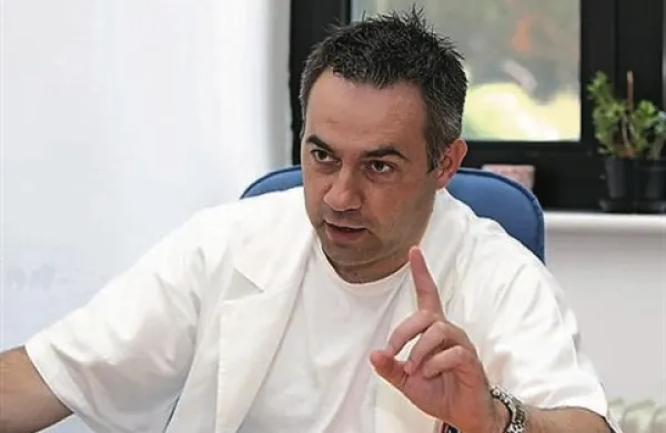 Danijel Bešić Loredan, vidnejši predstavnik Inicitive zdravnikov, ki opozarja na korupcijo in druge slabosti v zdravstvu, je za spletni portal RTVS potrdil, da zapušča Slovenijo