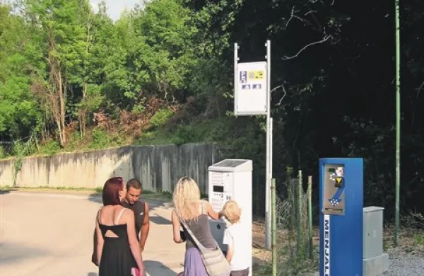 Poleg parkomatov so v Fiesi namestili tudi “menjalec”, ki v zameno za bankovce izpljune kovance za plačilo parkirnine