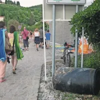 Tik pod tablo, ki opozarja, da se sprehajalci pod klif podajajo na lastno odgovornost, leži pozabljen sod