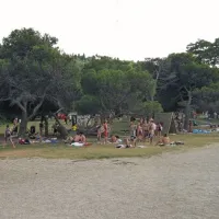 Čeprav je v kampu v Fiesi letos manj obiskovalcev kot prejšnja leta, je kopalcev na plaži več, saj prihajajo tudi iz drugih krajev 