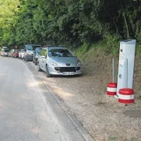 Pločnika ob poti v Fieso ni, avtomobile pa je mogoče ob cesti pustiti za en evro na uro 