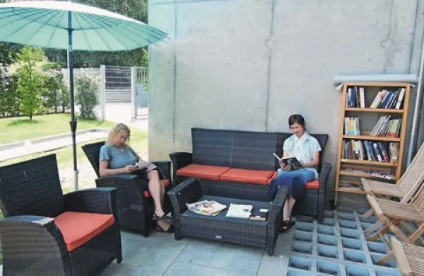  Delavci v knjižnici so v atriju uredili prostor, kjer  lahko obiskovalci nemoteno berejo izbrano čtivo ali se pomerijo v družabnih igrah